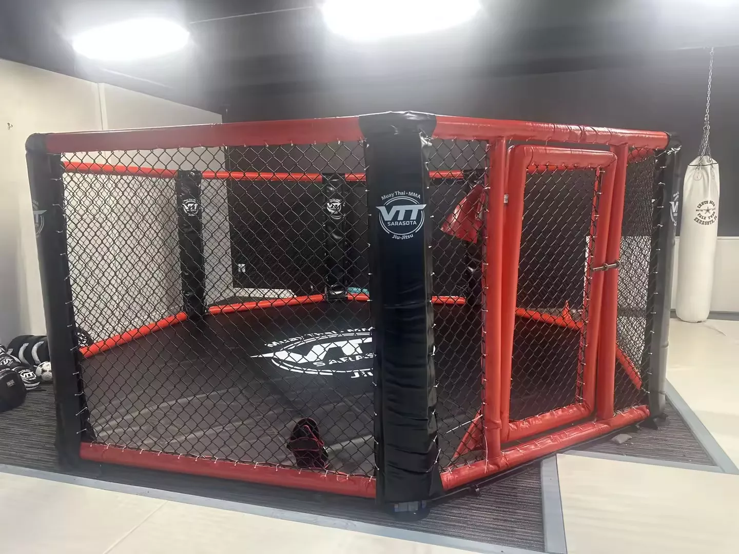 MMA แปดเหลี่ยมแบบกำหนดเองจะสร้างสมดุลระหว่างความปลอดภัย ความทนทาน และการแสดงแบรนด์ในยิมต่อสู้ที่มีความเข้มข้นสูงได้อย่างไร